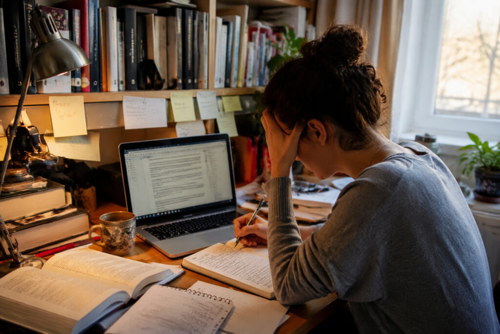 Prekarność i „side hustle”. Gdy akademicka pensja nie wystarcza